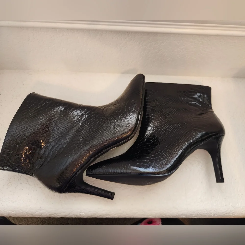 Torrid Black Faux Leather Snake Print Side Zip Pointed Toe Booties Size 9.5 WW - Picture 4 of 16
